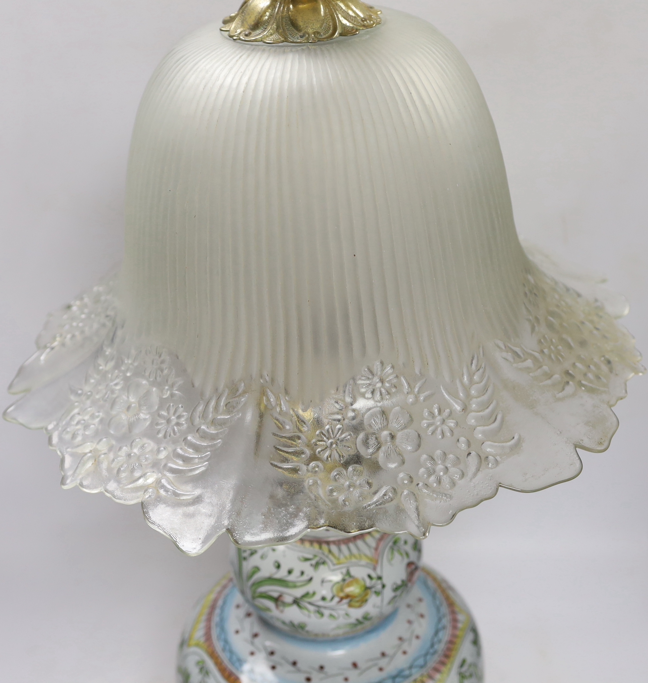 An Italian maiolica table lamp with moulded glass shade, 74cm